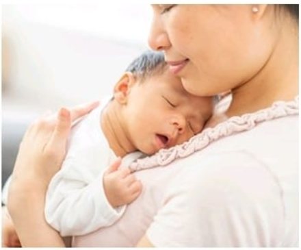 Mãe com bebê no colo