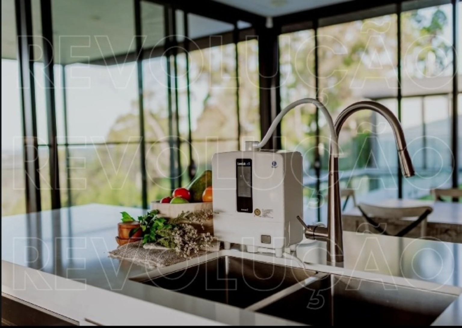 Ionizador Kangen instalado em uma cozinha contemporânea